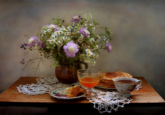 Обои картинки фото еда, натюрморт, оса, мед, полевые, июнь, блины, цветы, чай, лето