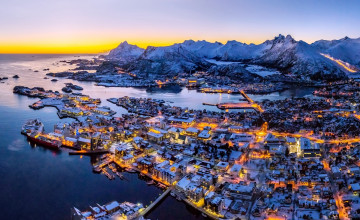 обоя свольвер,  лофотенские острова,  норвегия, города, - огни ночного города, горы, огни, панорама, город, снег, море
