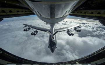 Картинка boeing+b-52+stratofortress авиация военно-транспортные+самолёты дозаправка в воздухе боинг б-52 стратофортресс бомбардировщик