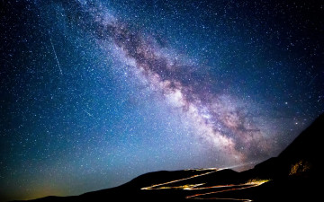 Картинка природа дороги небо ночь звезды млечный путь горы огни