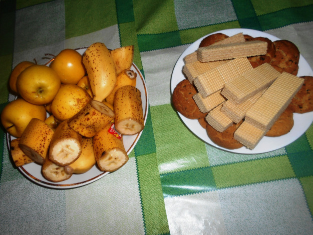 Обои картинки фото еда, бананы, яблоки, вафли, печенье