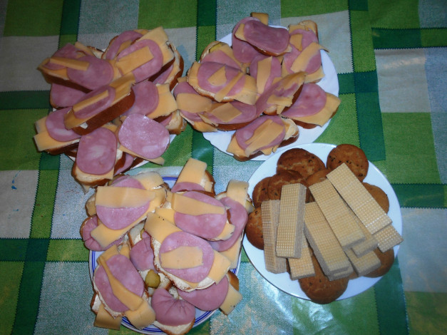Обои картинки фото еда, бутерброды,  гамбургеры,  канапе, вафли, сыр, колбаса, хлеб, печенье