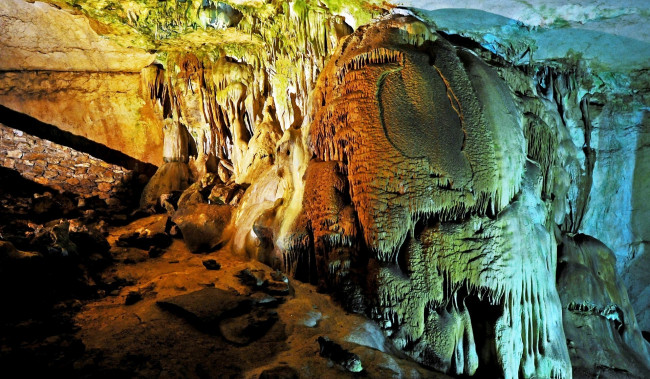 Обои картинки фото природа, горы, сталактиты, пещера, свет