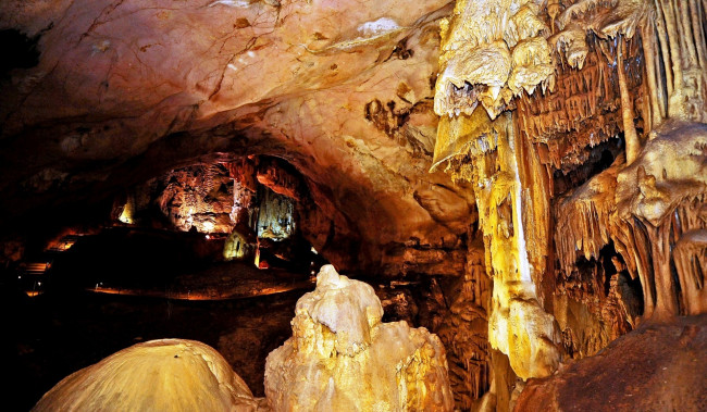 Обои картинки фото природа, горы, сталактиты, свет, пещера