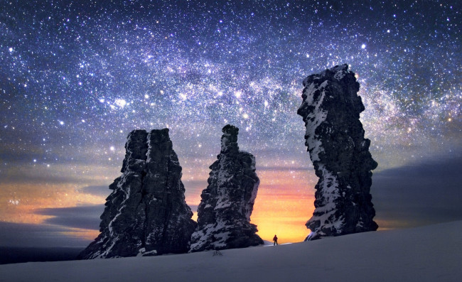 Обои картинки фото хребет маньпупунёр,  республика коми, природа, горы, человек, снег, скалы, звезды, небо