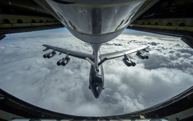 Обои картинки фото boeing b-52 stratofortress, авиация, военно-транспортные самолёты, дозаправка, в, воздухе, боинг, б-52, стратофортресс, бомбардировщик