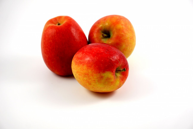 Обои картинки фото еда, яблоки, трио