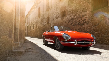 обоя jaguar e-type, автомобили, jaguar, красный, улица, дома