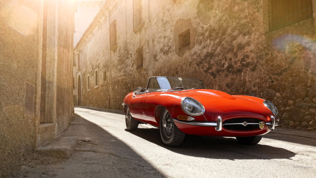 Обои картинки фото jaguar e-type, автомобили, jaguar, красный, улица, дома