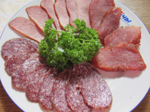 Картинка еда колбасные изделия колбаса тарелка петрушка ветчина мясо