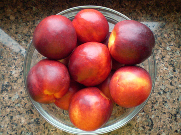 Обои картинки фото еда, персики, сливы, абрикосы, ваза, фрукты, стол