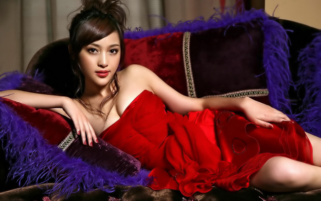 Обои картинки фото Gan Ting Ting, девушки, платье, кровать, красное, азиатка, девушка