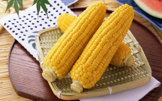 Обои картинки фото еда, кукуруза, початки, поднос, тарелка
