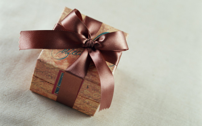 Обои картинки фото праздничные, подарки, коробочки, бантик, подарок, коробочка, коричневая, лента
