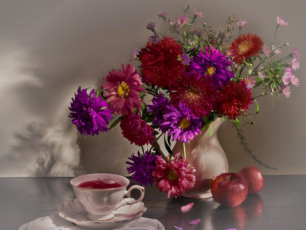 Обои картинки фото еда, натюрморт, ваза, букет, хризантемы, яблоки, чай