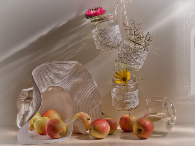 Обои картинки фото еда, Яблоки, кувшин, шляпа, цветы, яблоки
