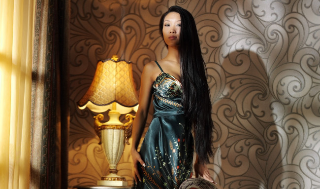 Обои картинки фото -Unsort Азиатки, девушки, unsort, азиатки, взгляд, штора, светильник, азиатка, брюнетка, платье, полумрак, тень, окно