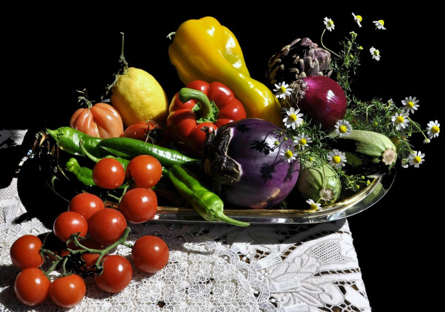 Обои картинки фото еда, овощи, перец, лук, ромашки, помидоры, баклажан, кабачки, томаты