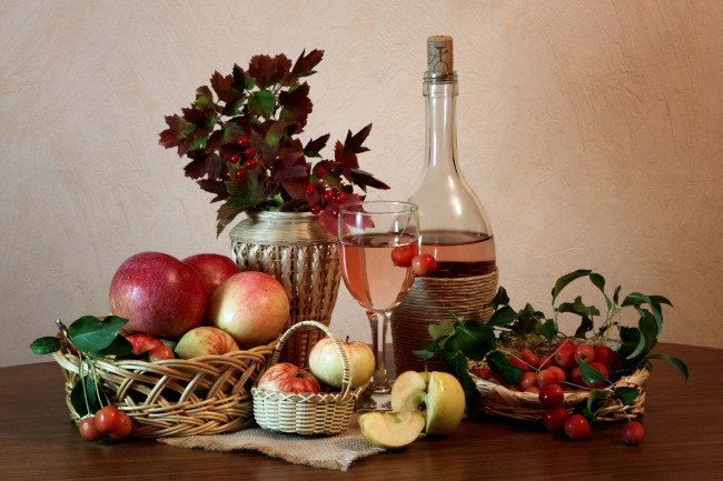 Обои картинки фото еда, натюрморт, яблоки, райские, яблочки, бокал, бутылка
