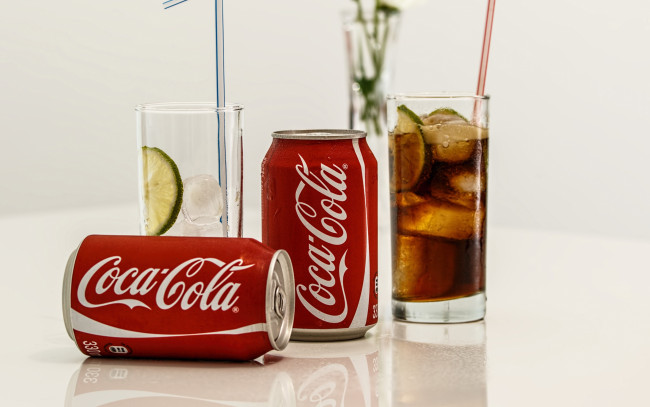 Обои картинки фото бренды, coca-cola, лед, напиток, стаканы, банки