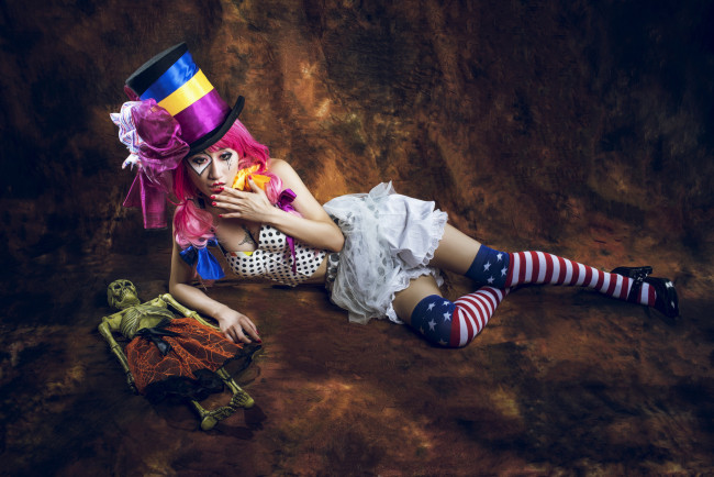 Обои картинки фото девушки, -unsort , креатив, кукла, скелет, девушка, шляпа, клоунесса, азиатка, цилиндр