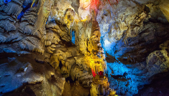 Обои картинки фото природа, горы, скала, пещера, сталактиты, подсветка, камни
