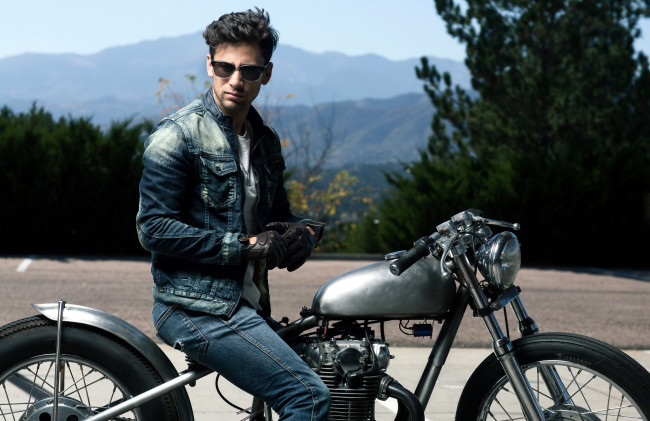 Обои картинки фото мужчины, - unsort, мотоцикл, перчатки, очки