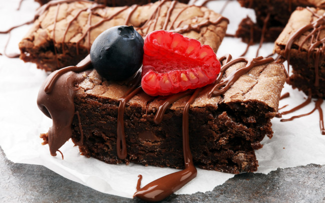 Обои картинки фото еда, пирожные,  кексы,  печенье, шоколадные, ягоды