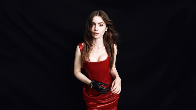 Обои картинки фото lily collins 2024 vogue, девушки, lily collins, лили, коллинз, актриса, модель, писательница, фотосессия, журнал, vogue, пeрчатки, краснoe, платьe