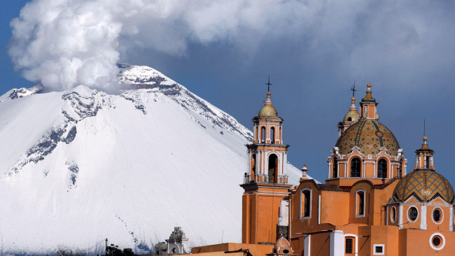 Обои картинки фото puebla, mexico, города, католические, соборы, костелы, аббатства, горы, вулкан