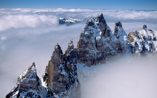 Обои картинки фото природа, горы, выше, облаков, пик, восхождение, снег, вершина