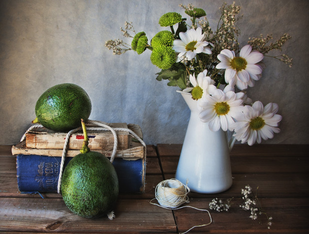 Обои картинки фото еда, натюрморт, ваза, букет, книги, авокадо, хризантемы, нитки