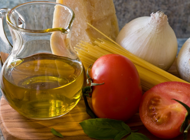 Обои картинки фото еда, разное, лук, пармезан, базилик, спагетти, помидор, масло