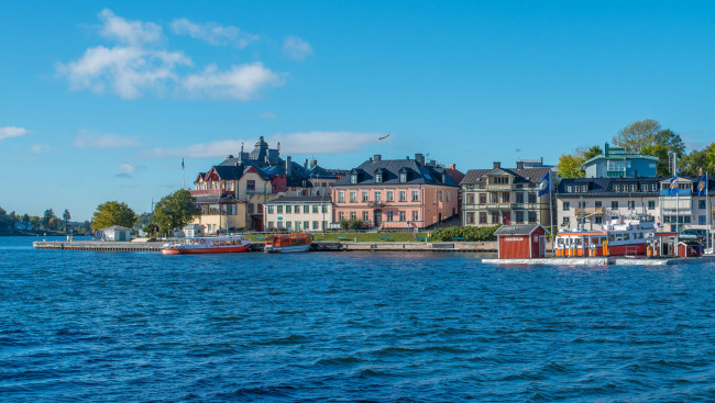 Обои картинки фото швеция, стокгольм, vaxholm, города, река, набережная, дома