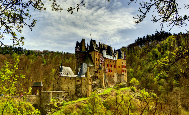 Обои картинки фото германия, рейнланд, пфальц, виршем, города, дворцы, замки, крепости, лес, замок, стены, башни, шпили