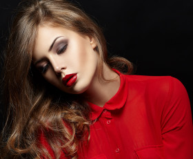 Картинка девушки -unsort+ лица +портреты кудри волосы красные губы фон красная блузка макияж девушка