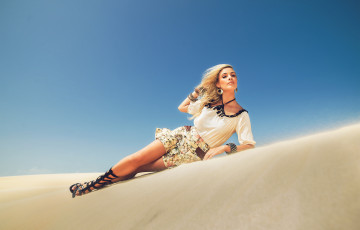 Картинка andreia+schultz девушки пустыня ноги песок браслеты модель andreia schultz сандалии