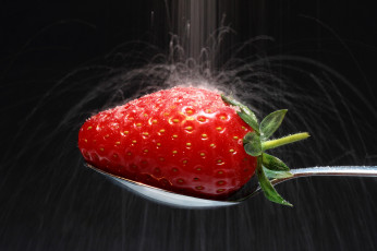Картинка еда клубника +земляника ложка ягодка струя