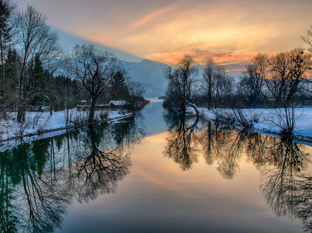 Обои картинки фото природа, реки, озера, небо, зарево, горы, зима, дом, снег, деревья, река
