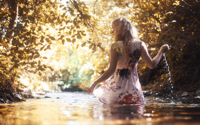 Обои картинки фото девушки, -unsort , блондинки, девушка, свет, река