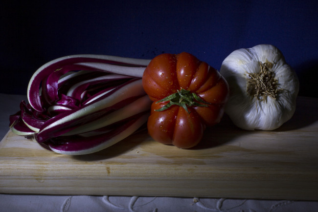 Обои картинки фото еда, овощи, чеснок, помидор