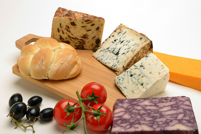 Обои картинки фото еда, разное, томаты, оливы, сыр, хлеб