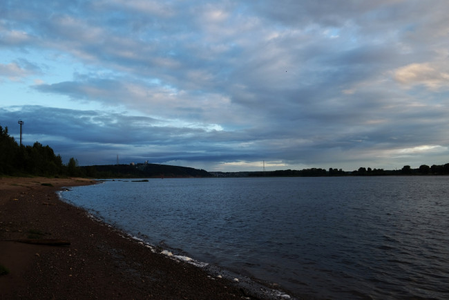Обои картинки фото река кама, природа, реки, озера, вечер, облака, деревья, небо, берег