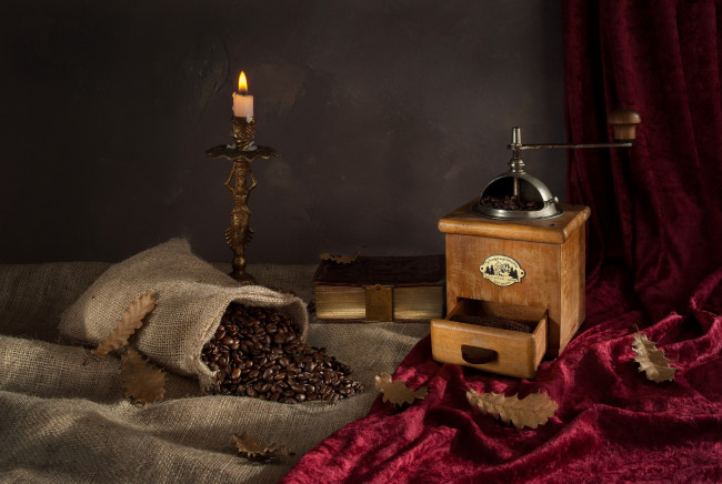 Обои картинки фото еда, кофе,  кофейные зёрна, зерна, кофемолка, свеча, книга