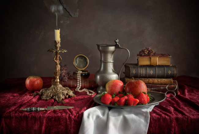 Обои картинки фото еда, натюрморт, яблоки, клубника, книги, свеча
