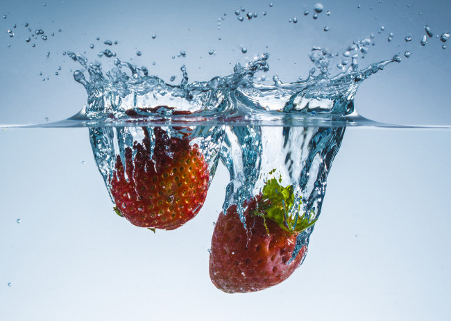 Обои картинки фото еда, клубника,  земляника, вода, ягоды, брызги