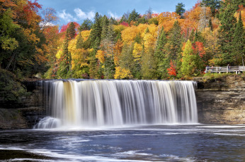 Картинка природа водопады michigan водопад деревья лес река осень такваменон мичиган