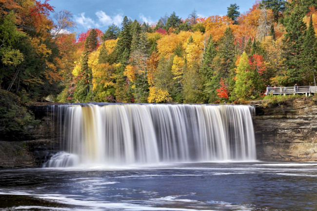 Обои картинки фото природа, водопады, michigan, водопад, деревья, лес, река, осень, такваменон, мичиган