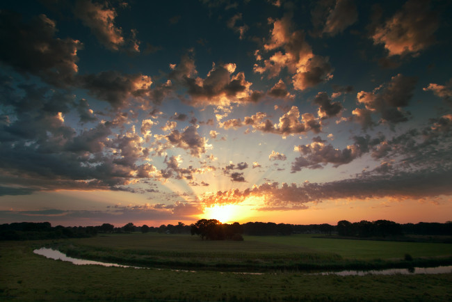 Обои картинки фото природа, восходы, закаты, закат, небо, поле, облака, деревья, солнце, река
