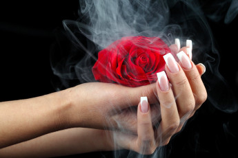Картинка разное руки дым роза маникюр